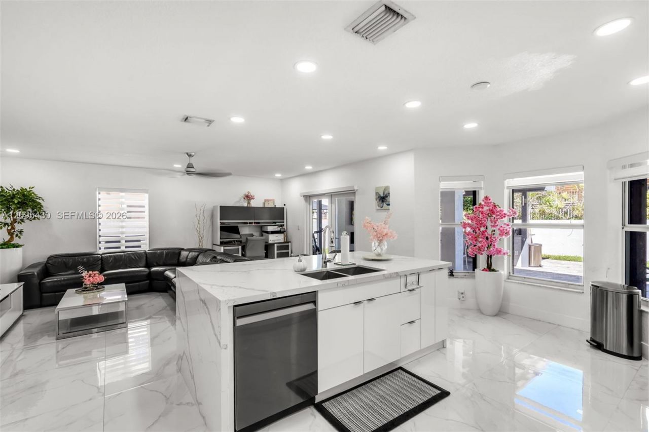 8441 NW 163rd Ter, Miami Lakes, FL 33016 Photo