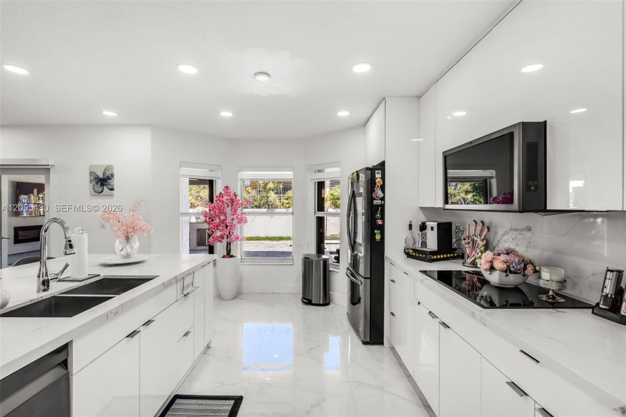8441 NW 163rd Ter, Miami Lakes, FL 33016 Photo