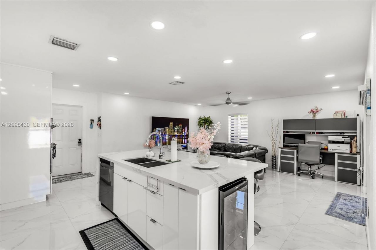 8441 NW 163rd Ter, Miami Lakes, FL 33016 Photo