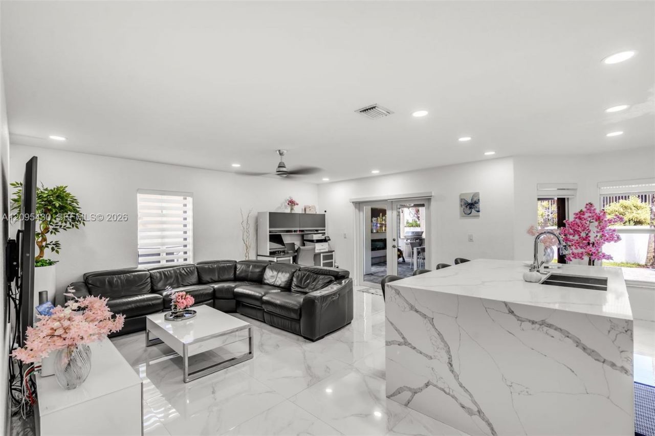 8441 NW 163rd Ter, Miami Lakes, FL 33016 Photo