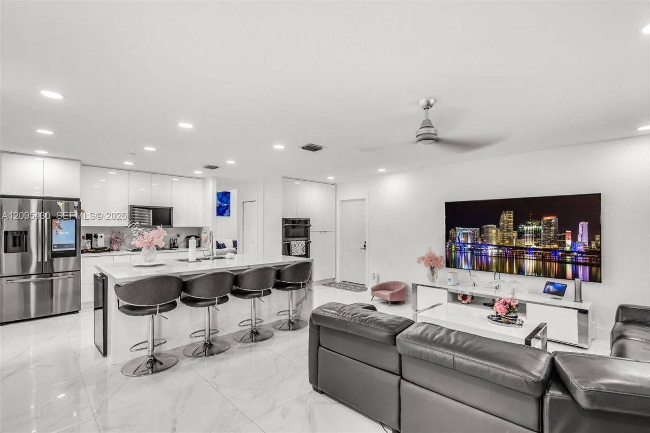 8441 NW 163rd Ter, Miami Lakes, FL 33016 Photo