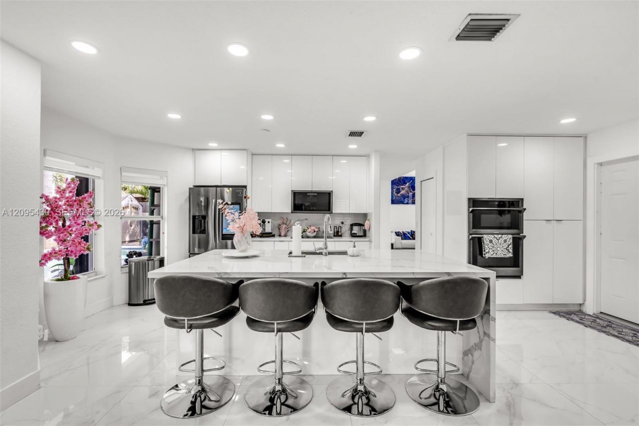 8441 NW 163rd Ter, Miami Lakes, FL 33016 Photo