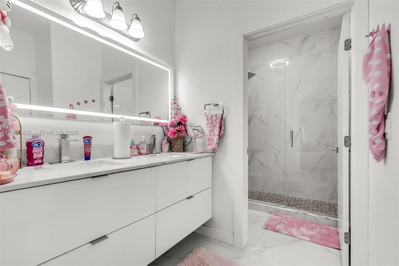 8441 NW 163rd Ter, Miami Lakes, FL 33016 Photo