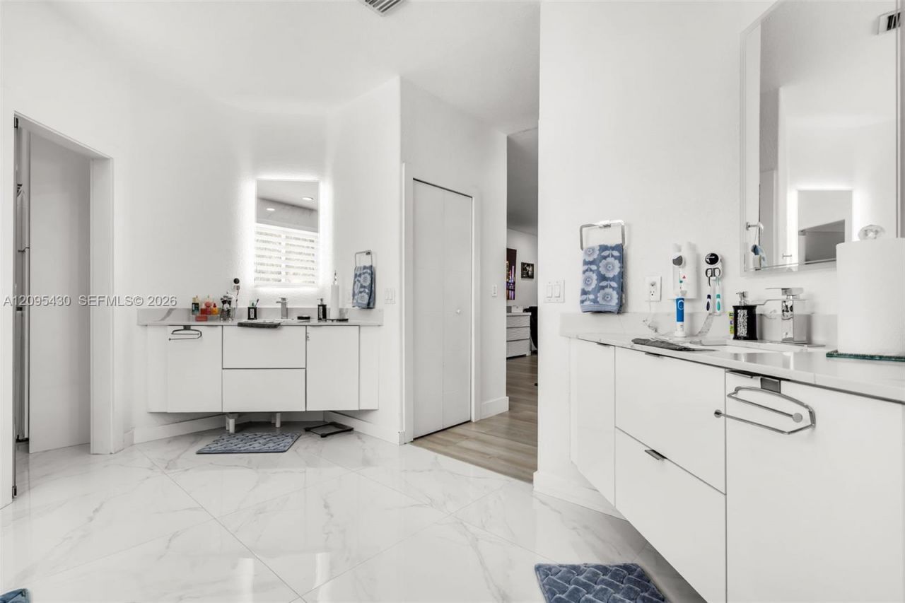 8441 NW 163rd Ter, Miami Lakes, FL 33016 Photo