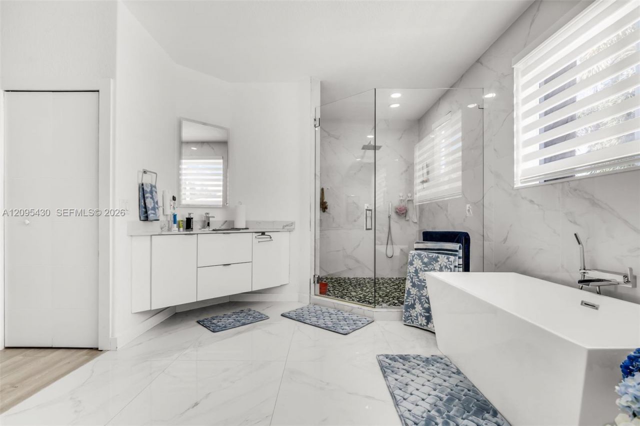 8441 NW 163rd Ter, Miami Lakes, FL 33016 Photo
