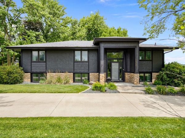 15721 Meredith Drive, Urbandale, IA 50323