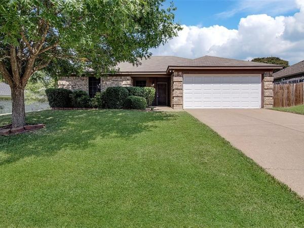 636 Ozark Avenue, Burleson, TX 76028