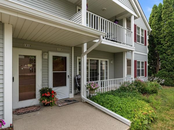 191 Bur Oak LANE, Unit B, Grafton, WI 53024