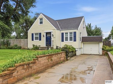 5835 Oak Street, Omaha, NE 68106