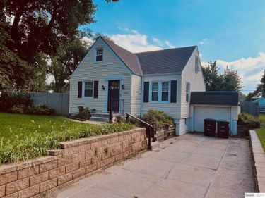 5835 Oak Plaza, Omaha, NE 68106