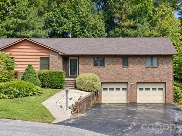 6 Daniel Drive , Fletcher, NC 28732