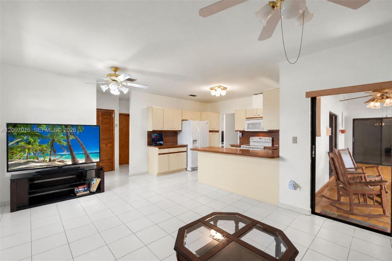 10980 SW 38th St , Miami, FL 33165 Photo