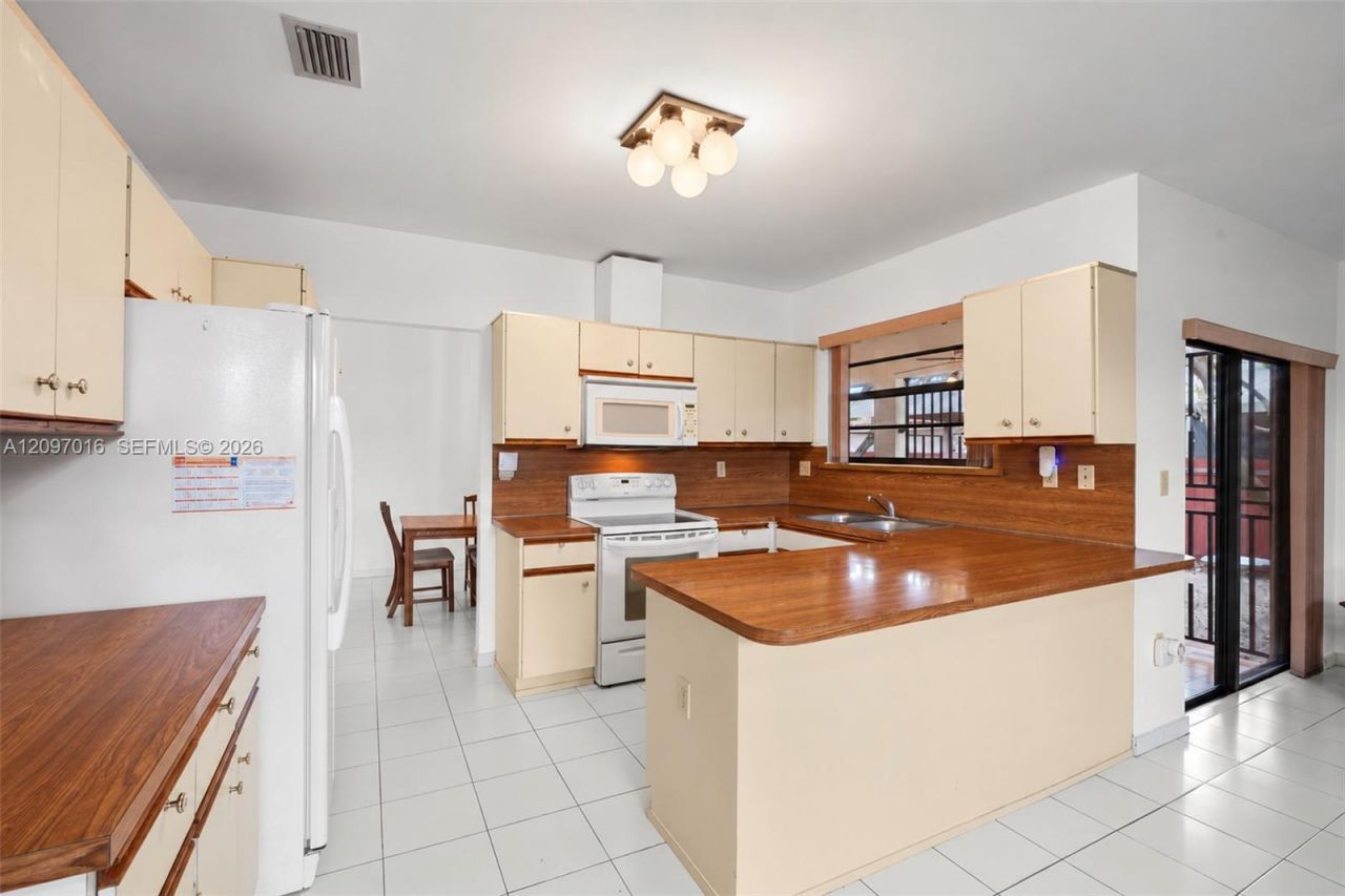 10980 SW 38th St , Miami, FL 33165 Photo