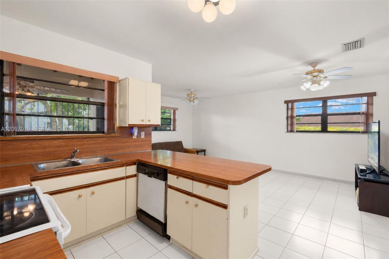 10980 SW 38th St , Miami, FL 33165 Photo
