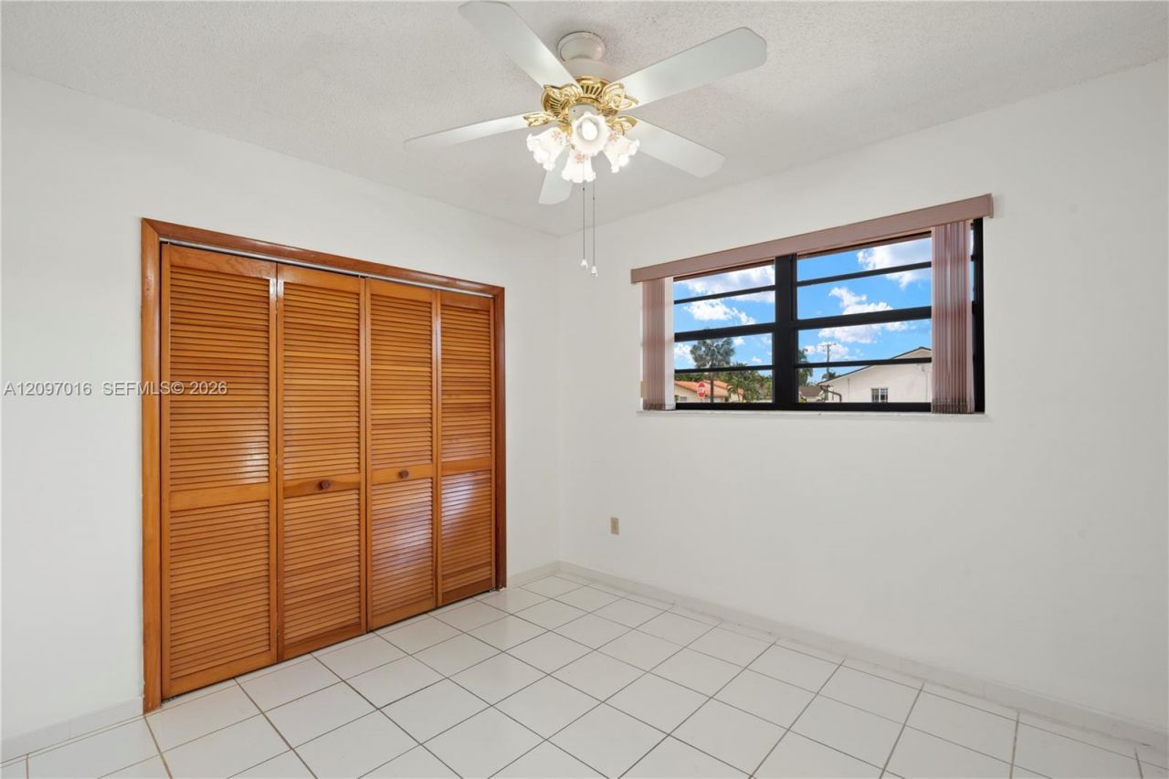 10980 SW 38th St , Miami, FL 33165 Photo