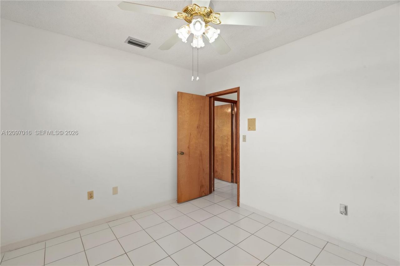 10980 SW 38th St , Miami, FL 33165 Photo