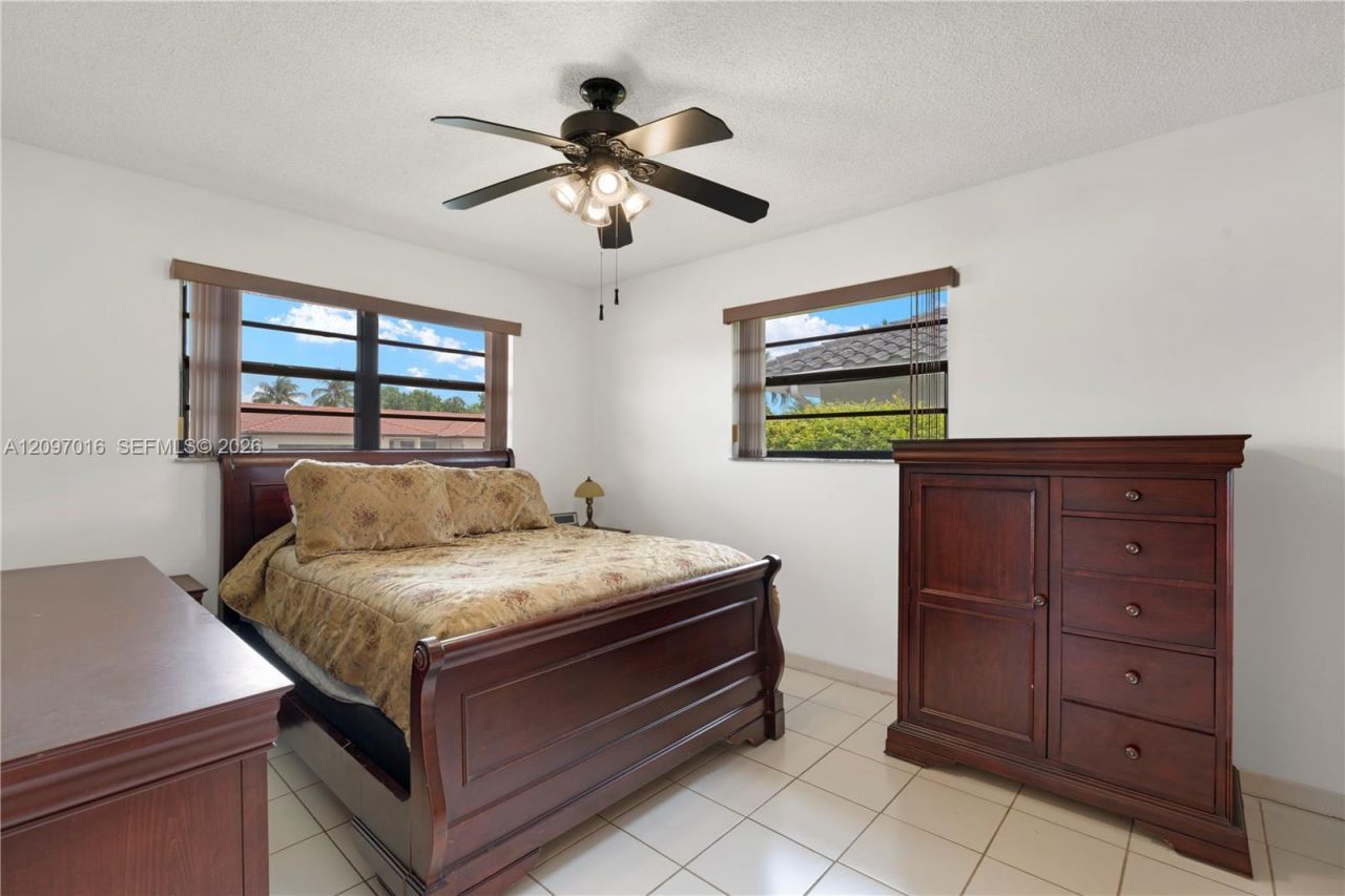 10980 SW 38th St , Miami, FL 33165 Photo