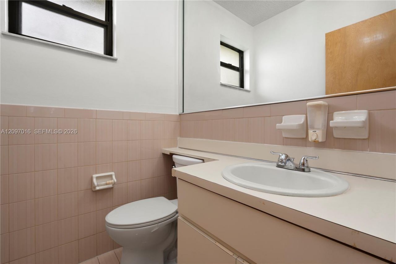 10980 SW 38th St , Miami, FL 33165 Photo
