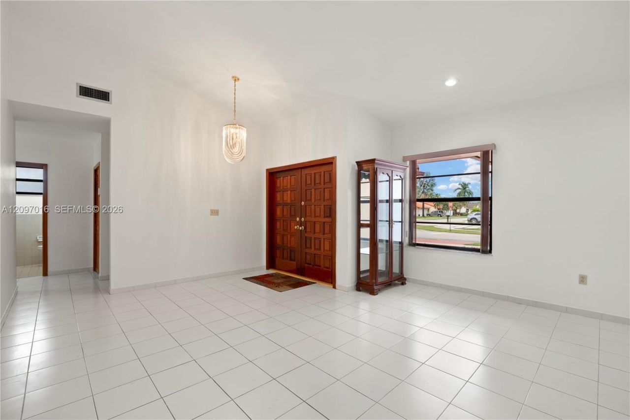 10980 SW 38th St , Miami, FL 33165 Photo