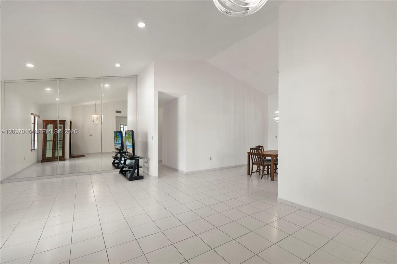 10980 SW 38th St , Miami, FL 33165 Photo