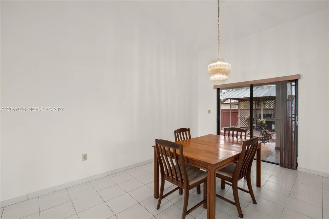 10980 SW 38th St , Miami, FL 33165 Photo