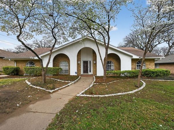 704 Castlewood Lane , Arlington, TX 76012
