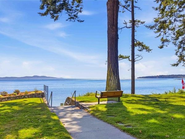990 Doumac Ave, Unit #302, Saanich, BC V8Y 1M4
