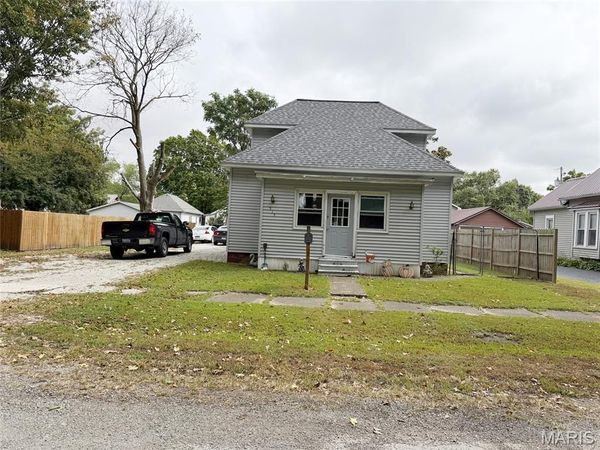 515 S Cedar Street , Nokomis, IL 62075