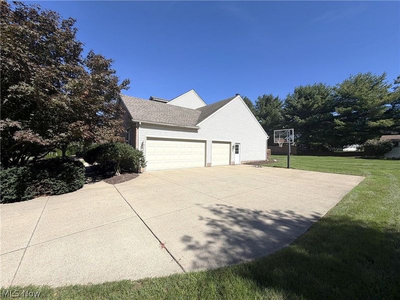 6636 Olde Stone Circle NE, Canton, OH 44721 Photo 2
