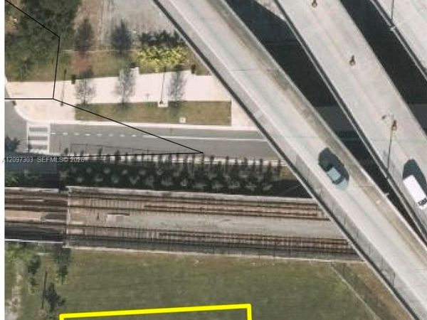 11 st , Miami, FL 33136