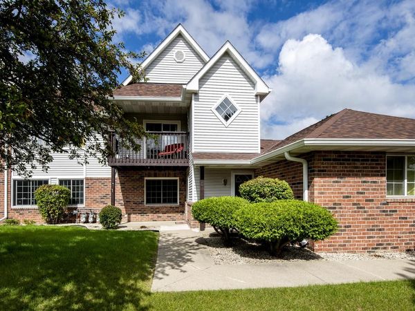 170 W Aspen COURT, Unit 4, Oak Creek, WI 53154