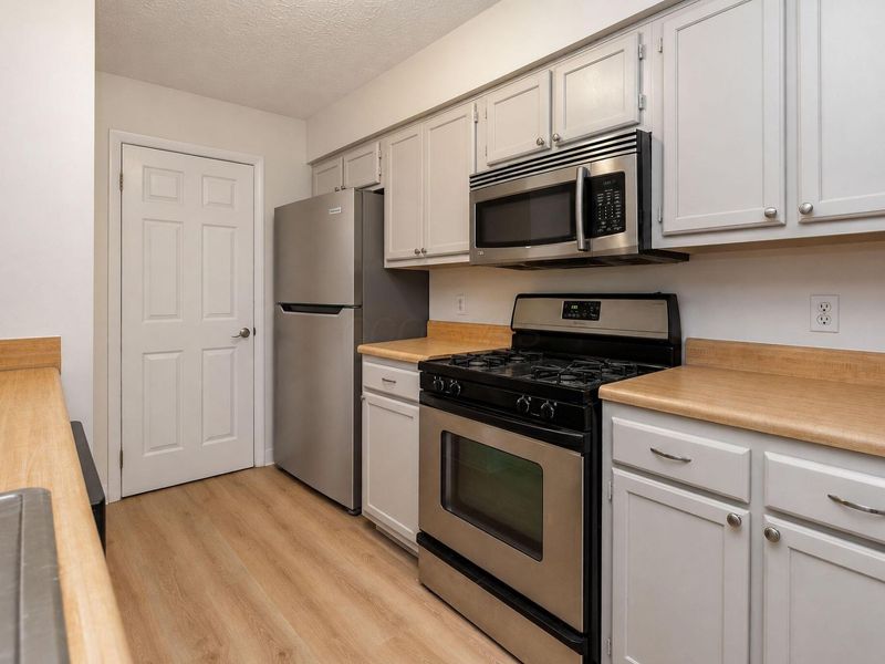 2221 Hedgerow Road, Unit 2221F, Columbus, OH 43220 Photo 12