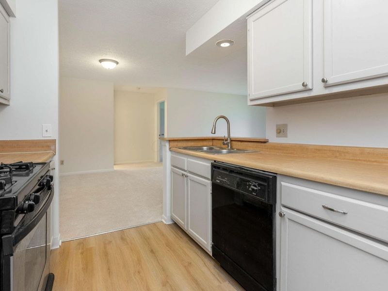 2221 Hedgerow Road, Unit 2221F, Columbus, OH 43220 Photo 14