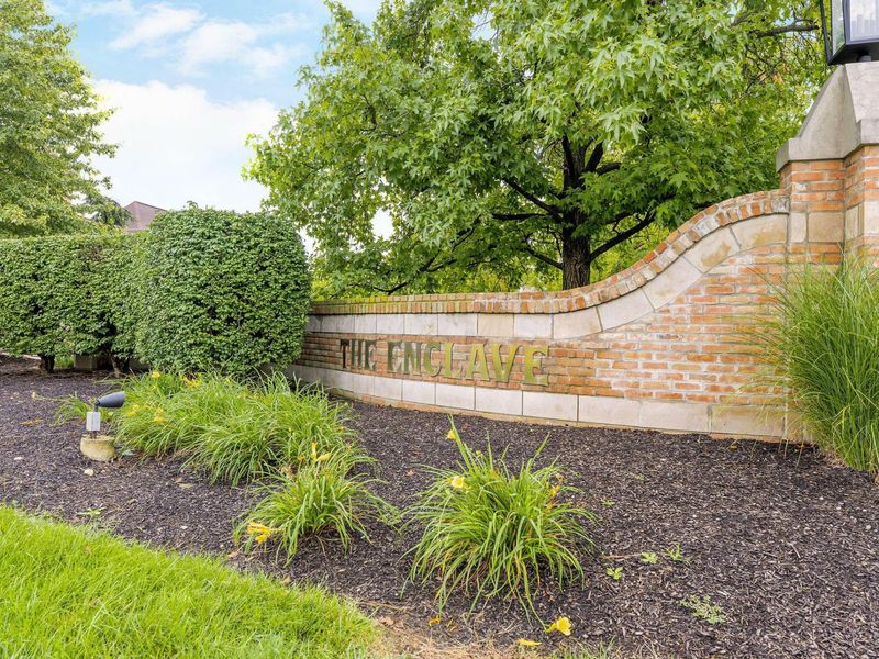 2221 Hedgerow Road, Unit 2221F, Columbus, OH 43220 Photo 2