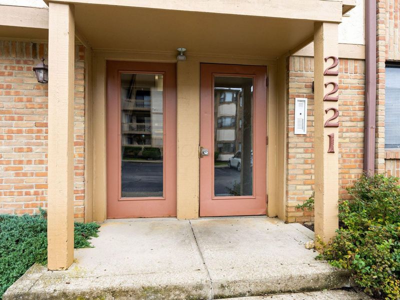 2221 Hedgerow Road, Unit 2221F, Columbus, OH 43220 Photo 3