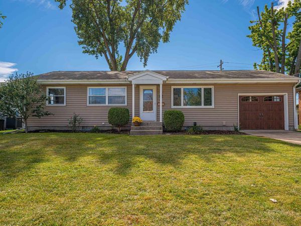 215 MAYFAIR Drive, Lincoln, IL 62656