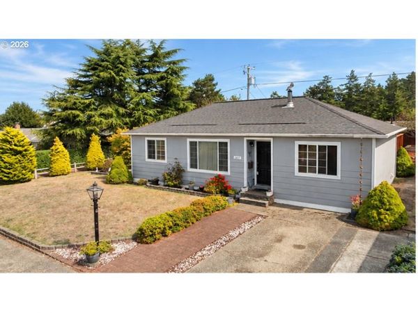 1615 Johnson ST, North Bend, OR 97459