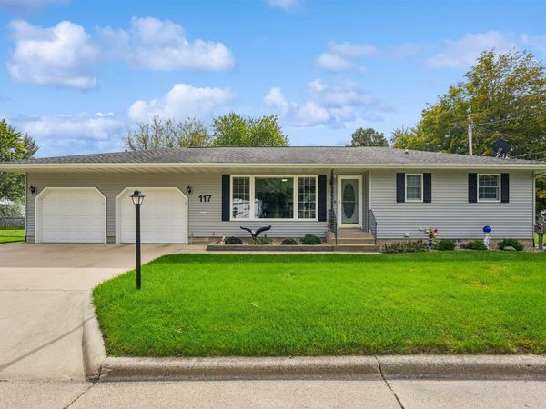 117 Circle Drive, Manchester, IA 52057