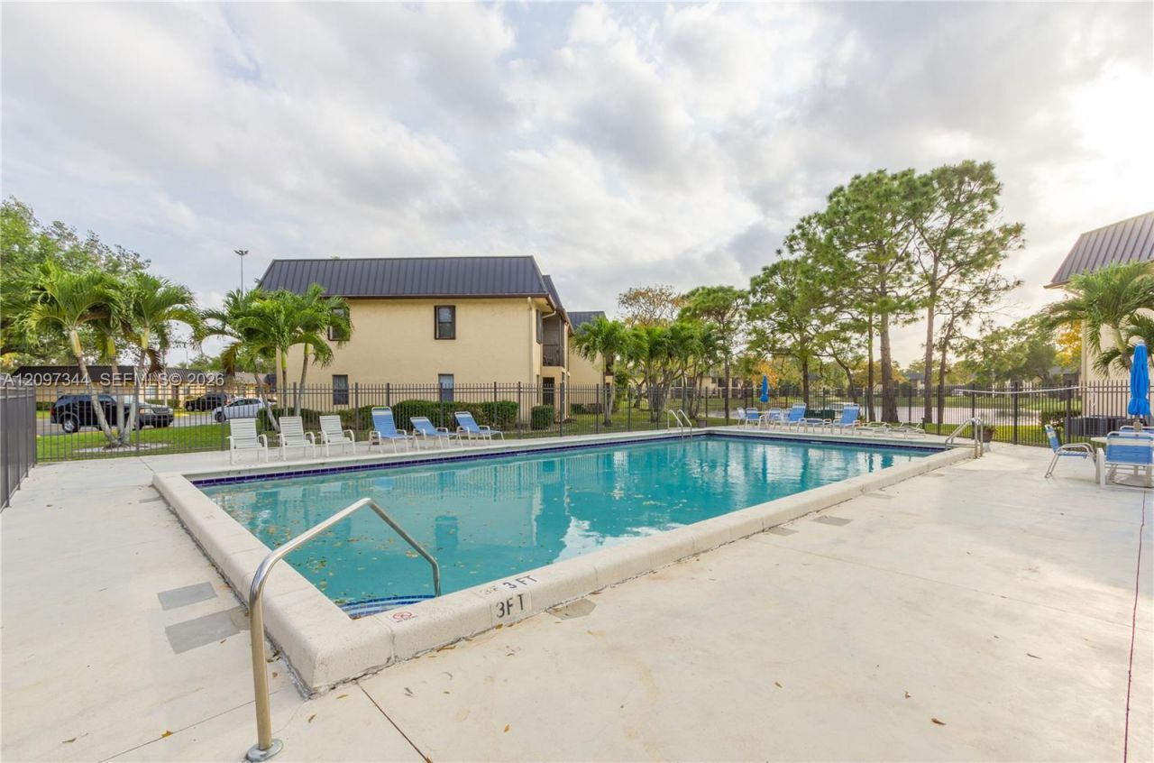 125 NW 93rd Ave, Unit 125, Pembroke Pines, FL 33024 Photo