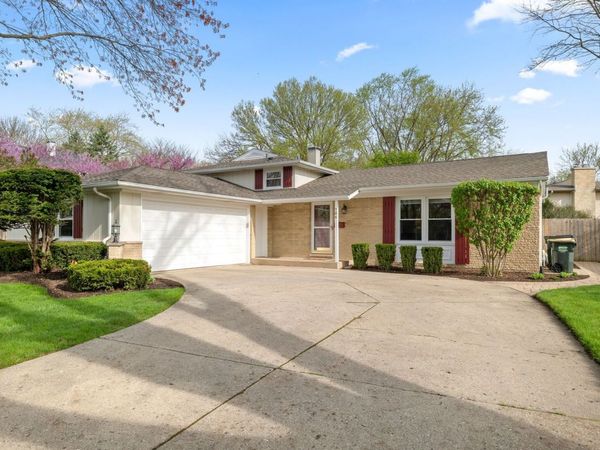 706 E Golf Road, Libertyville, IL 60048
