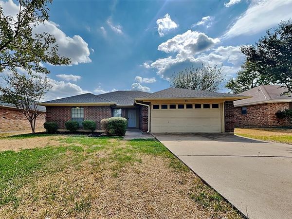 812 Wind Brooke Drive, Arlington, TX 76001