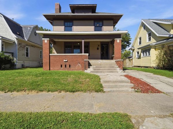 1811 W AYRES Avenue, Peoria, IL 61606