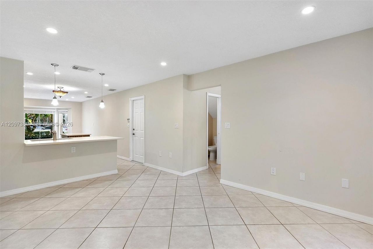 1960 Sweetbay Way, Hollywood, FL 33019 Photo