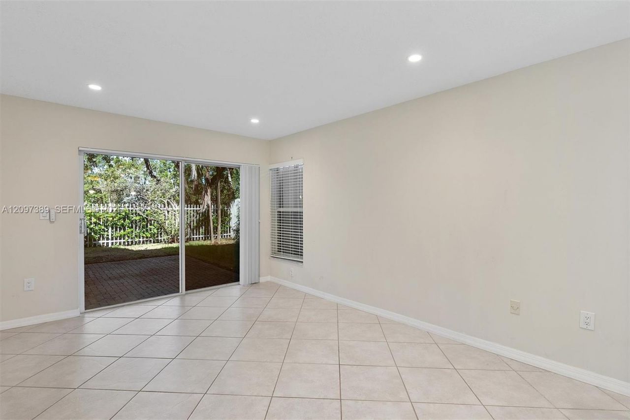 1960 Sweetbay Way, Hollywood, FL 33019 Photo