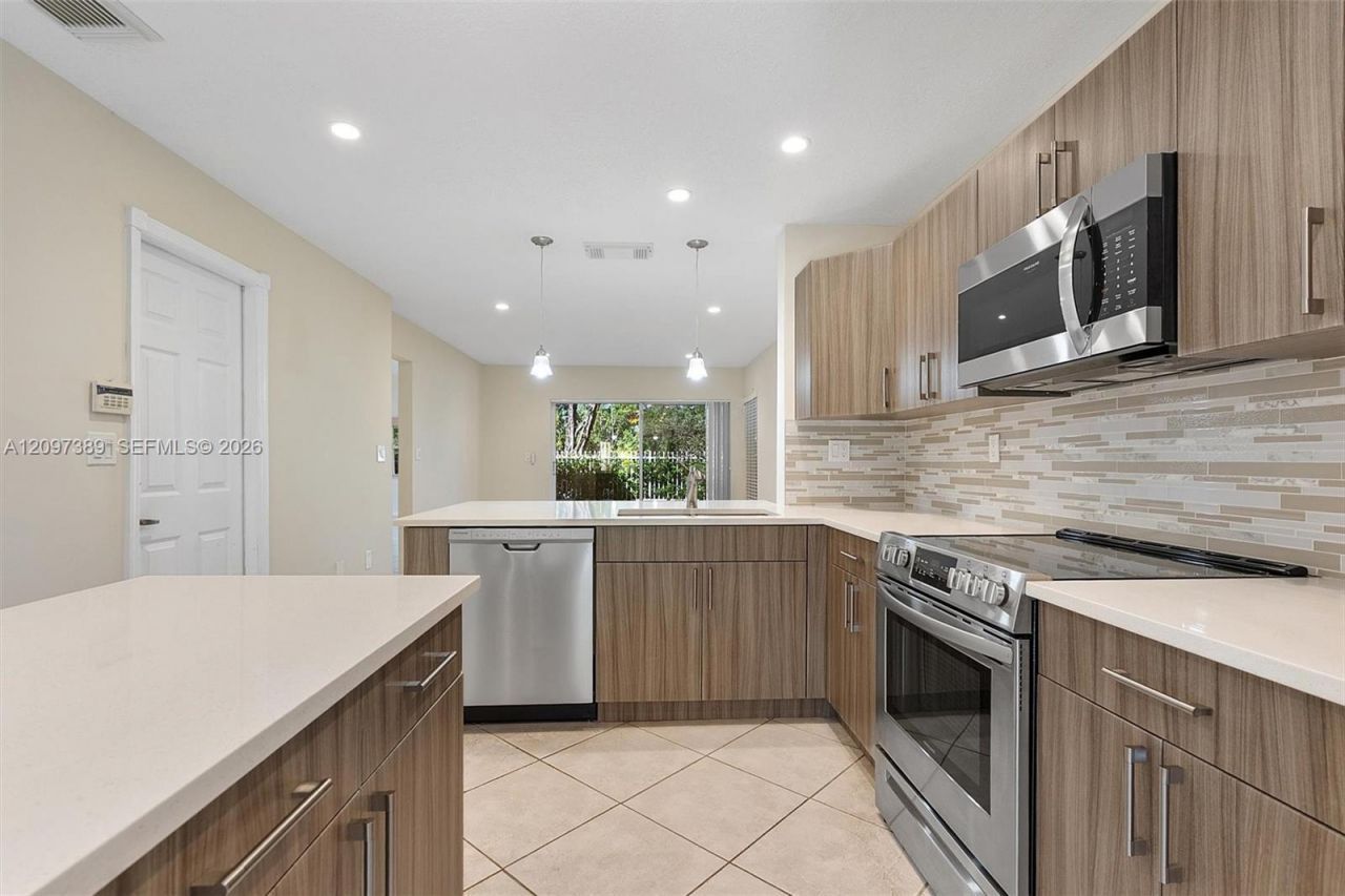 1960 Sweetbay Way, Hollywood, FL 33019 Photo