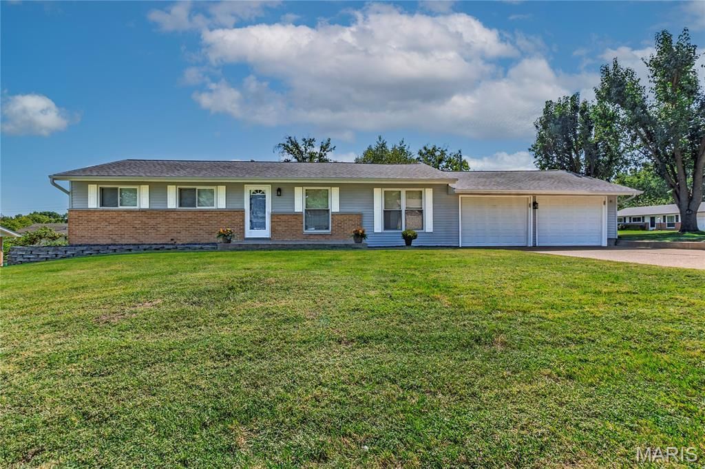 4322 Heinle Drive, Saint Louis, MO 63129 Main Photo