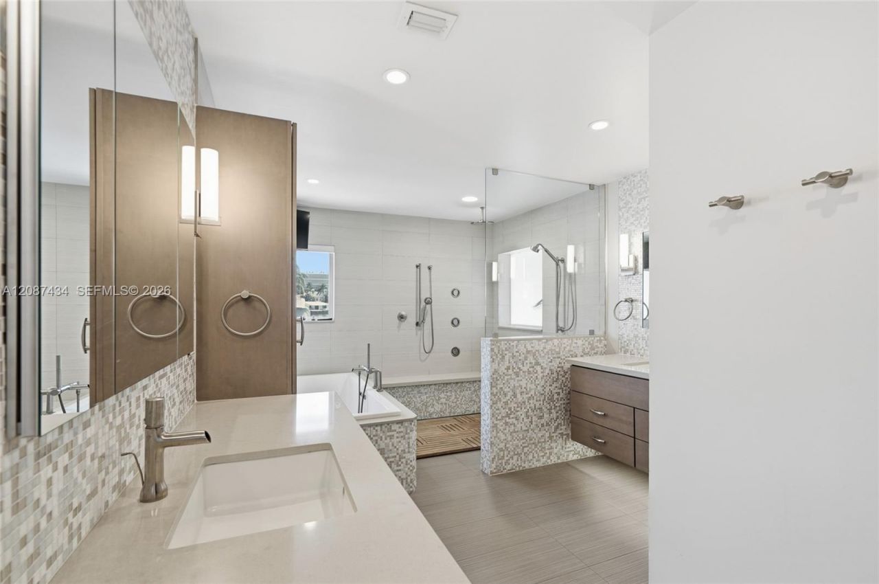 3360 NE 165th St, North Miami Beach, FL 33160 Photo