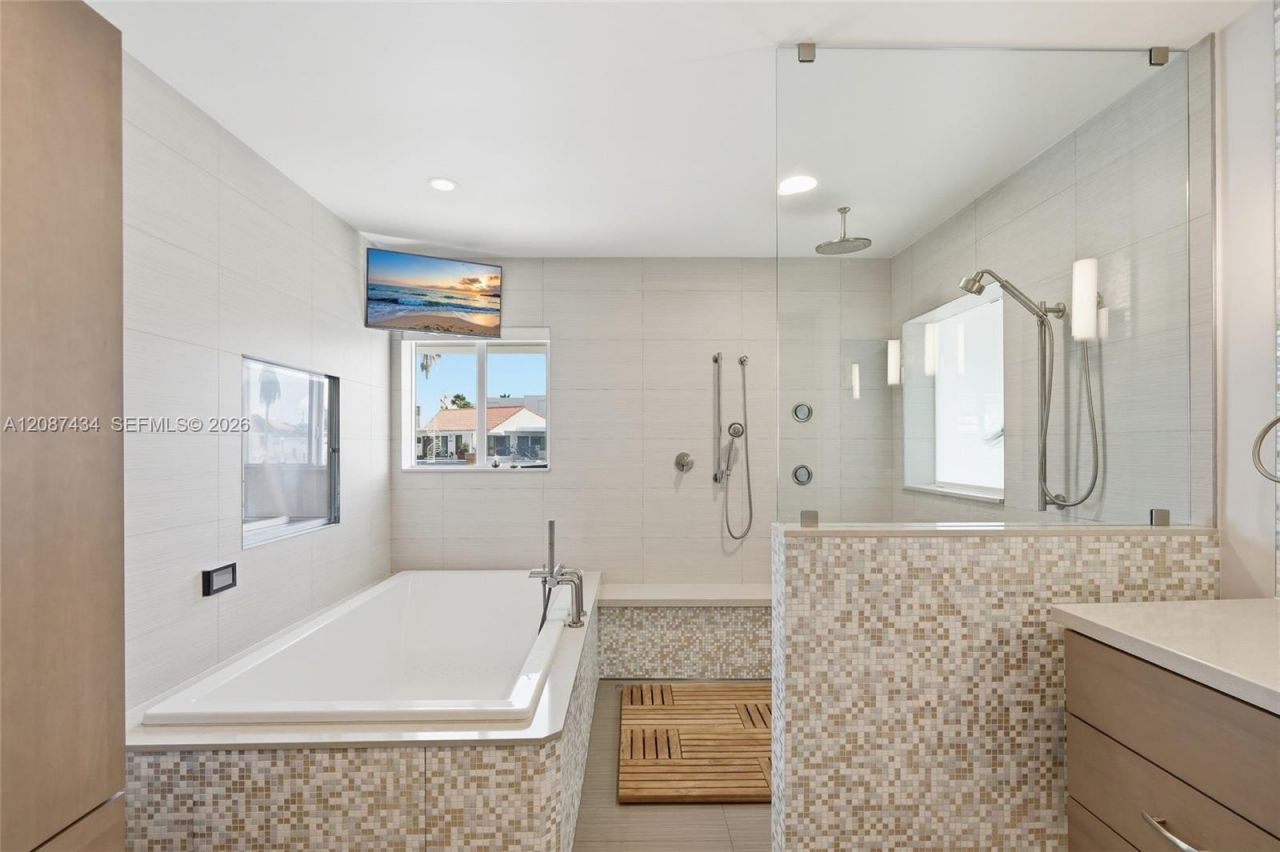 3360 NE 165th St, North Miami Beach, FL 33160 Photo
