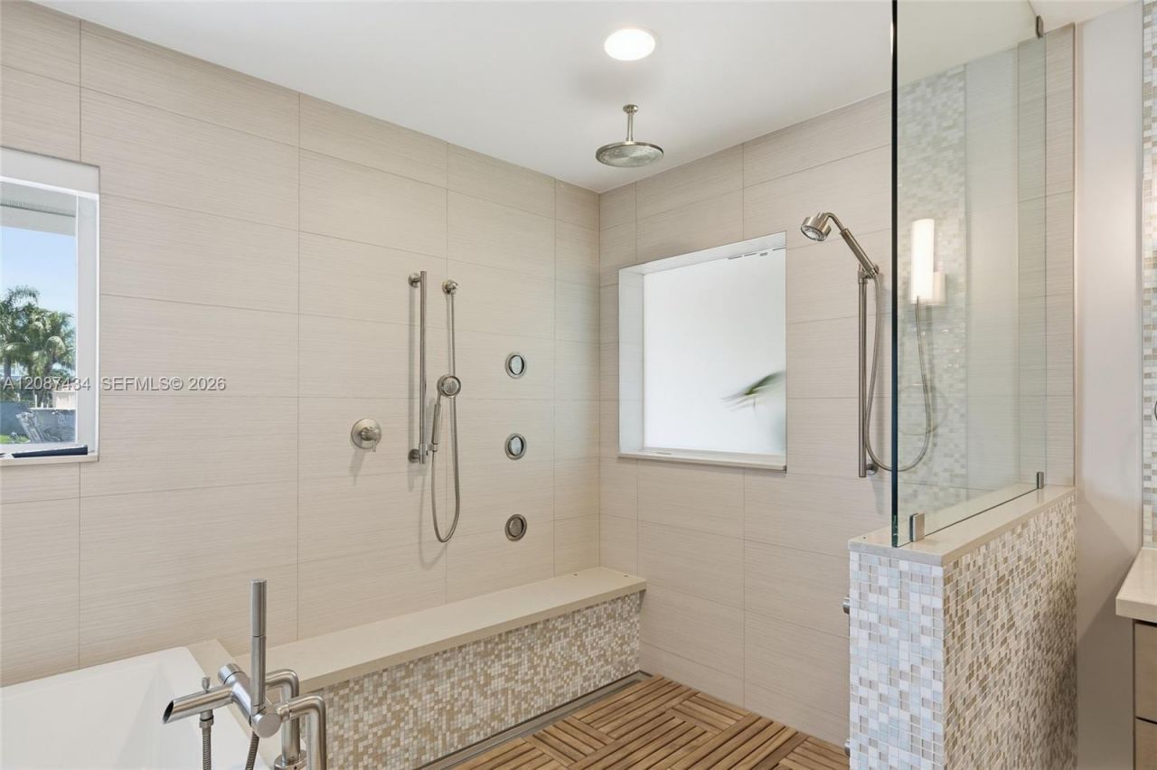 3360 NE 165th St, North Miami Beach, FL 33160 Photo