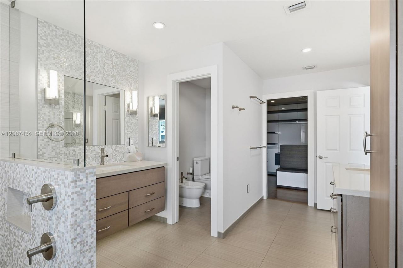 3360 NE 165th St, North Miami Beach, FL 33160 Photo